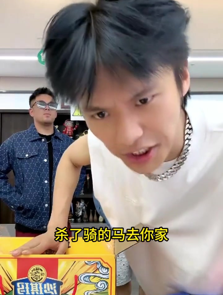 小杨哥带货沙琪玛被粉丝问题问到崩溃,仿佛又回到当年发生的一幕