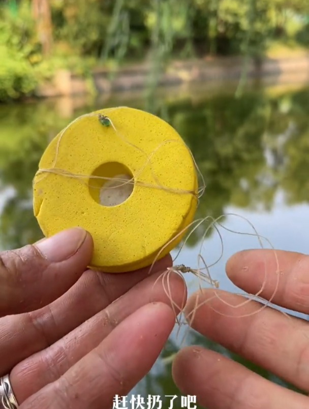 钓完鱼后鱼线缠绕不好打理,除了直接剪断,还可以这么做