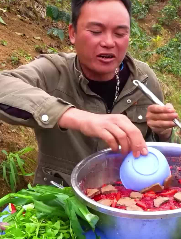 越南奇葩美食—猪血豆腐,没点胆量估计不敢下口吧?4