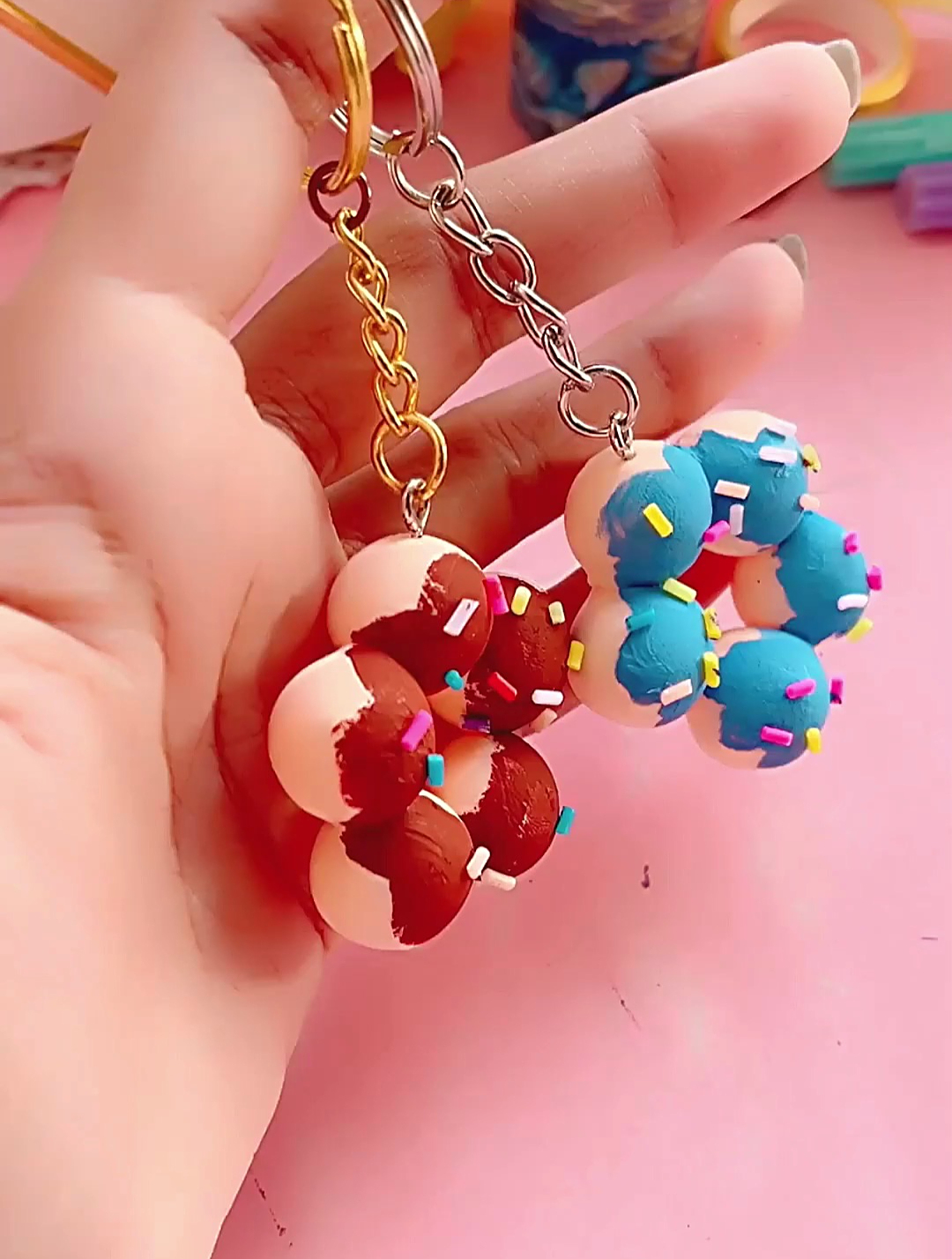 手工制作:教你用橡皮泥制作甜甜圈钥匙扣