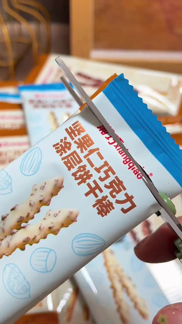 涂层了巧克力的饼干棒,吃起来浓香酥脆,越嚼越香