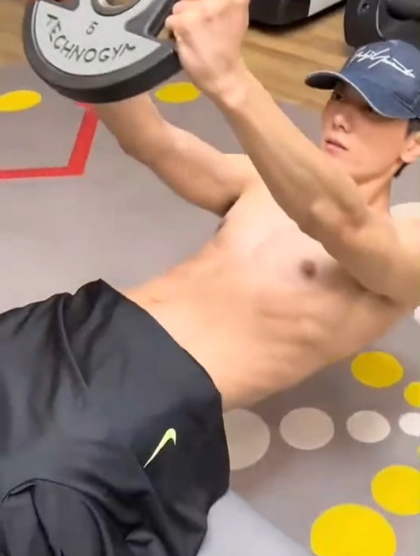 痴迷健身的精肌小哥哥,八块腹肌宛如搓衣板,人鱼线漂亮如雕刻!