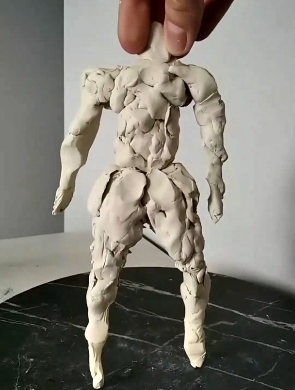 泥塑制作:用白色橡皮泥制作一个坐着的人物泥塑