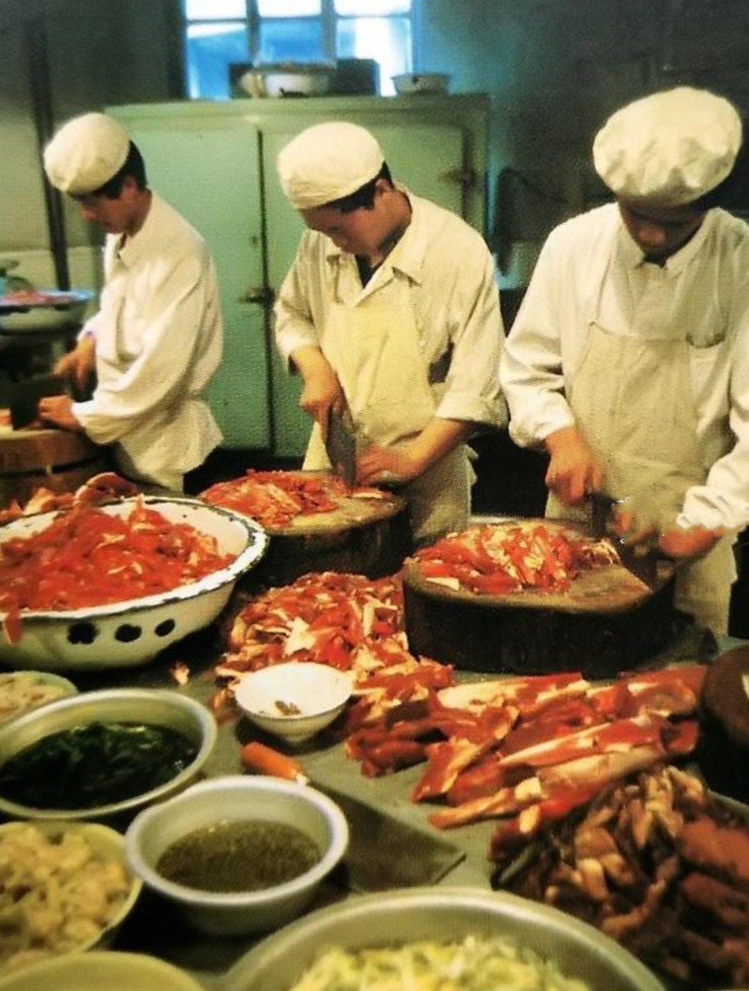 80年代川菜馆制作水煮牛肉影像,做法正宗,看着极富食欲!3