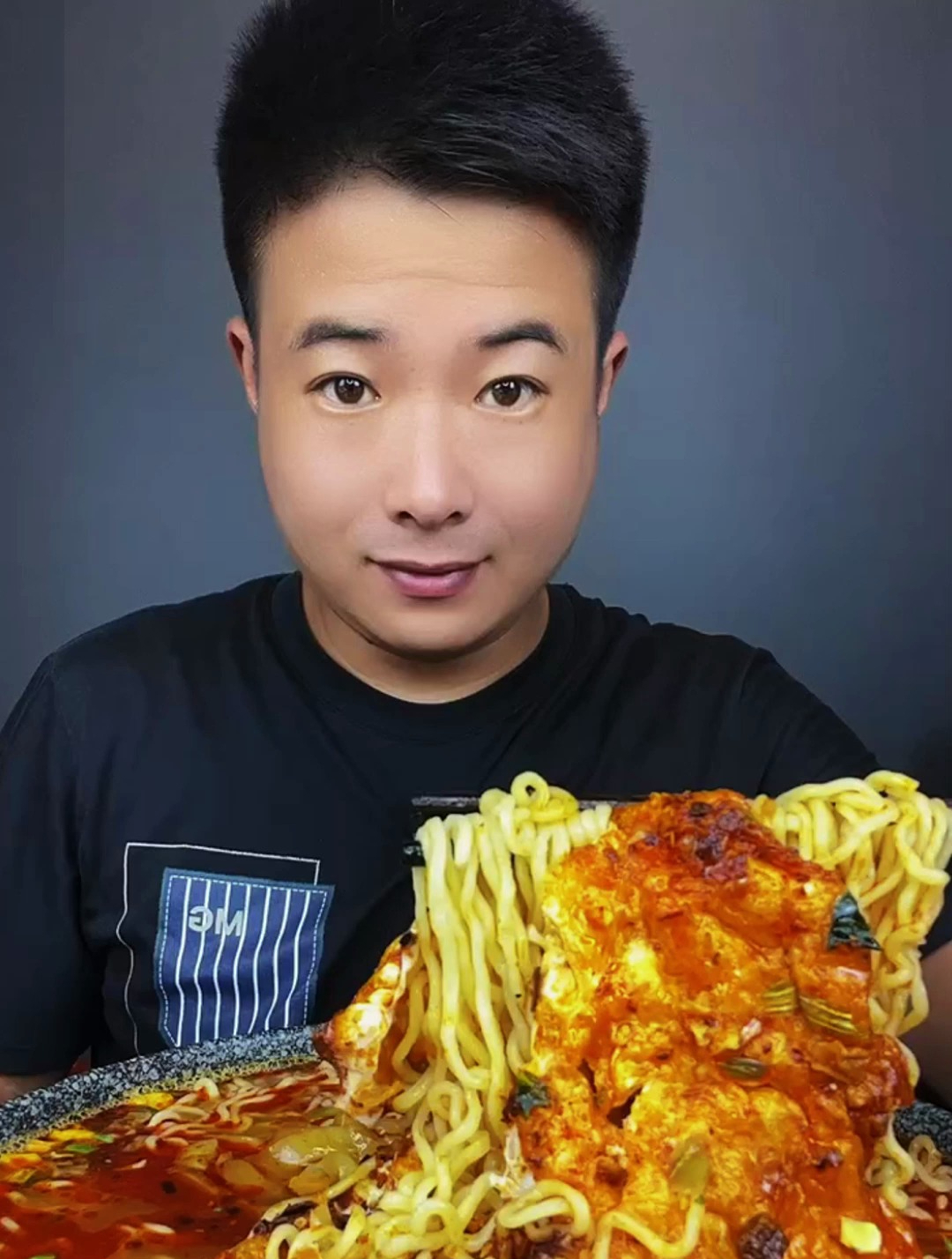 美食分享,爆辣方便面配上榨菜太好吃了