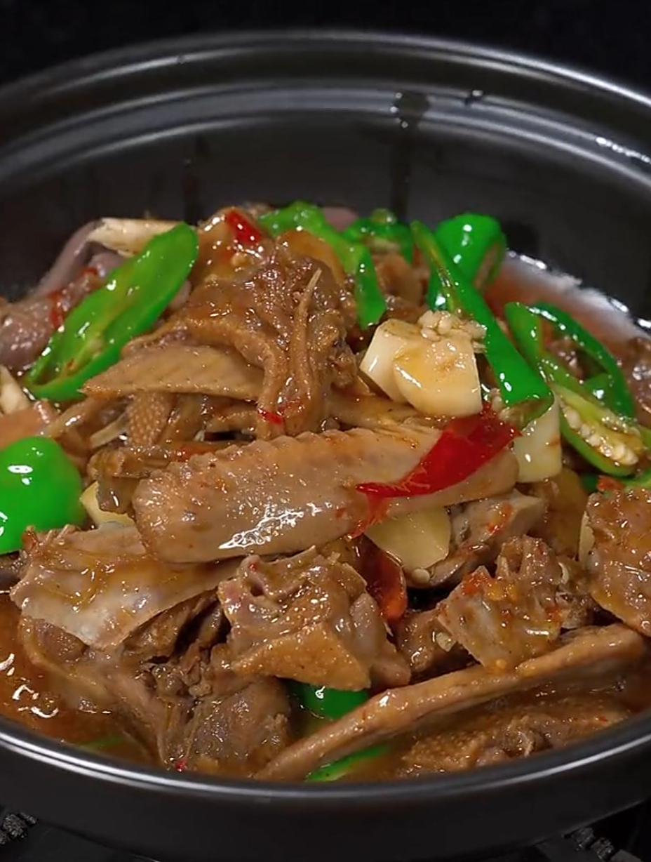 湖南湘菜待客招牌菜骨鸭脖子做出来,色泽红亮,香辣下饭
