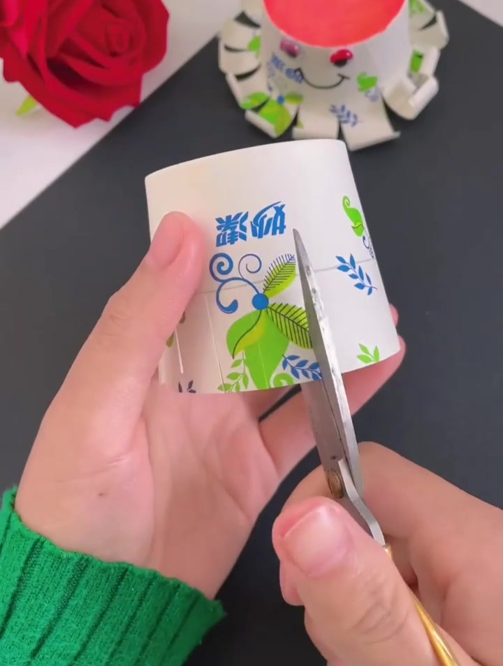 用小纸杯做个章鱼哥 给孩子玩
