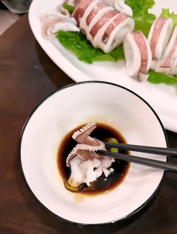 这就是鱿鱼最鲜美最原味的一种烹饪方法白灼鲜鱿鱼潮汕的味道