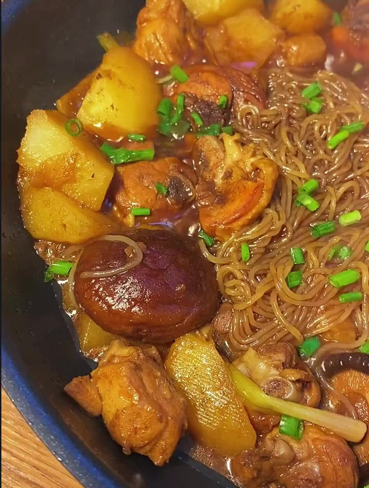 临近冬日来上这么一锅暖入心窝的小鸡炖蘑菇吧 鸡肉软烂 土豆绵软