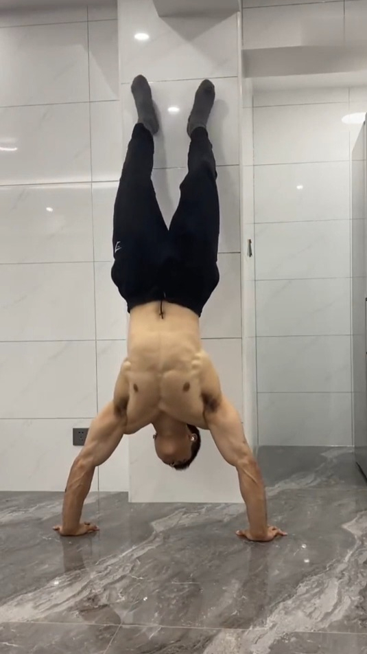 痴迷倒立的肌肉爷们,大长腿完美吸睛,胸肌霸气麒麟臂健壮给力!