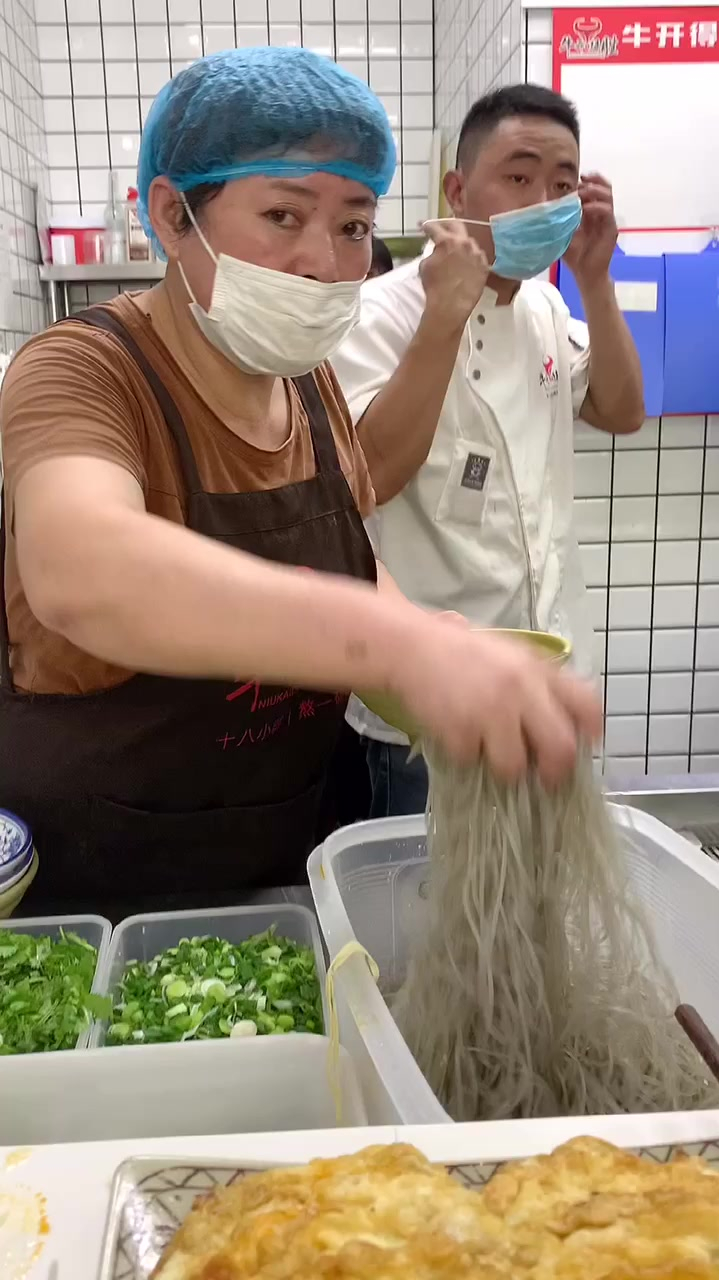 安徽正宗淮南牛肉汤汤鲜肉嫩 90后夫妻学了牛肉汤手艺年赚50W