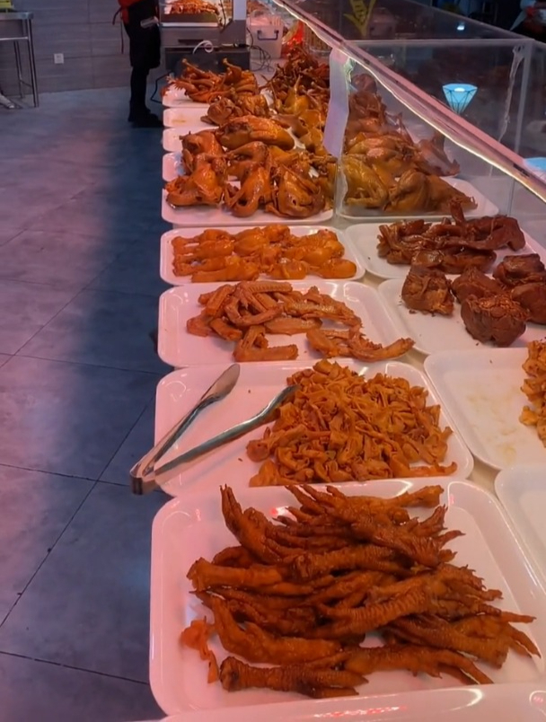 我们店又新增了各种卤肉凉菜多达上百种品种