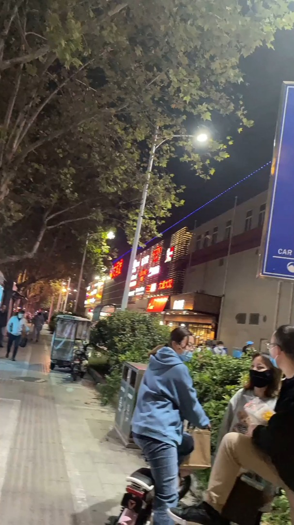 西关大润发门口的糯米糕,这是个很安静的摊位