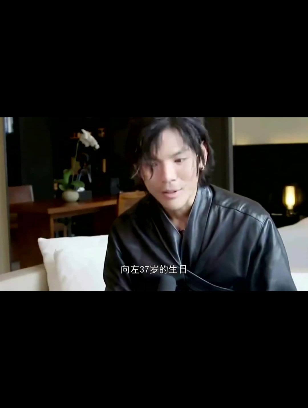 37岁向佐晒全家福庆生 郭碧婷素颜抱女儿状态超好