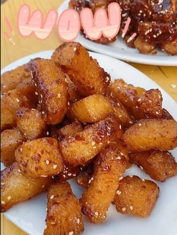 今天我爸买了几个馒头,做了糖馍吃,有农村小时候吃过的么?