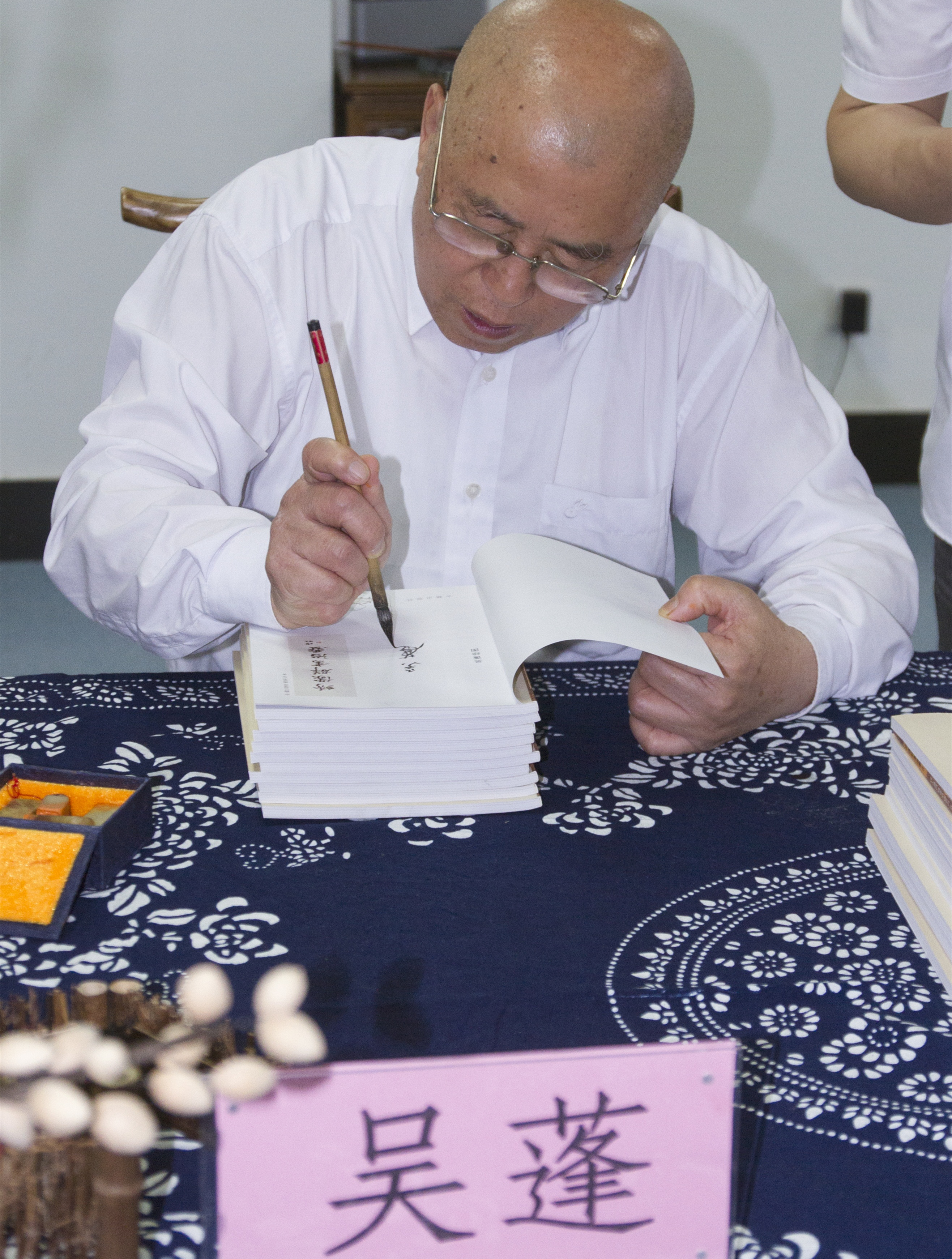 吴蓬画水墨兰花,花叶的穿插藏露开合呼应,就是大师绝妙手笔