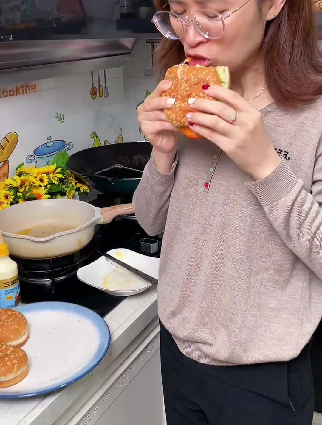 喜欢吃汉堡的姐妹,不用出去外面,在家也能自己做,做法简单