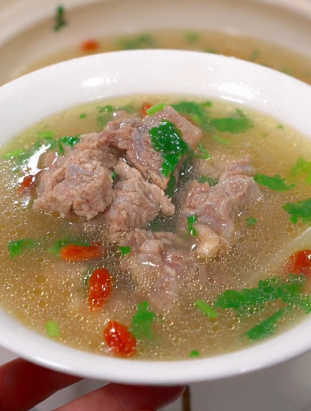 三伏天多喝萝卜炖牛肉汤,汤鲜味美,软烂入味,做法简单