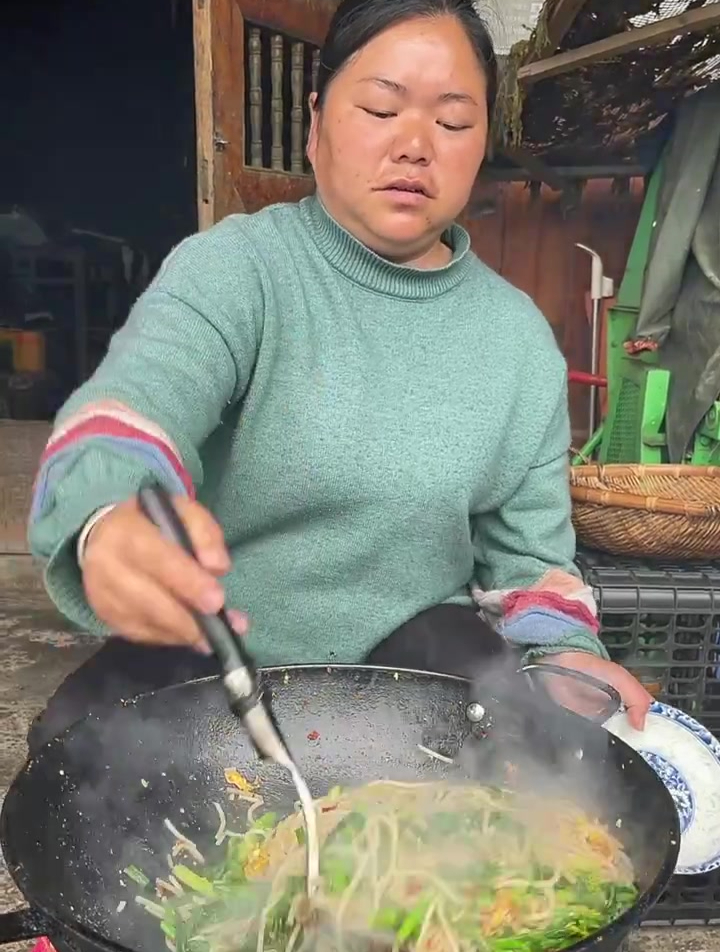中午就吃这个鸡蛋炒米粉,放酸辣椒炒的