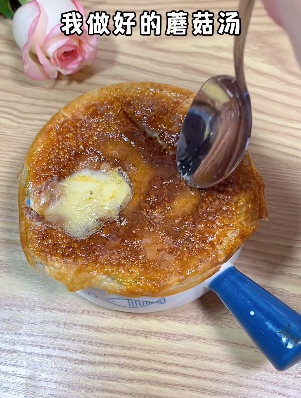 学一个奶油蘑菇汤,减脂期都能喝,每一口都奶香四溢