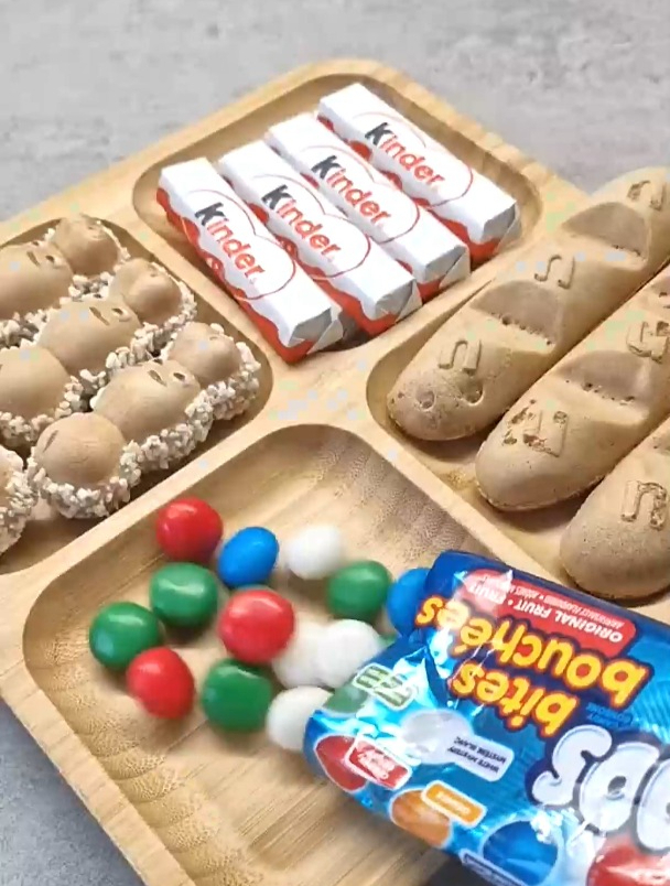 玩具美食ASMR:长棍状的巧克力饼干和糖果的拼盘