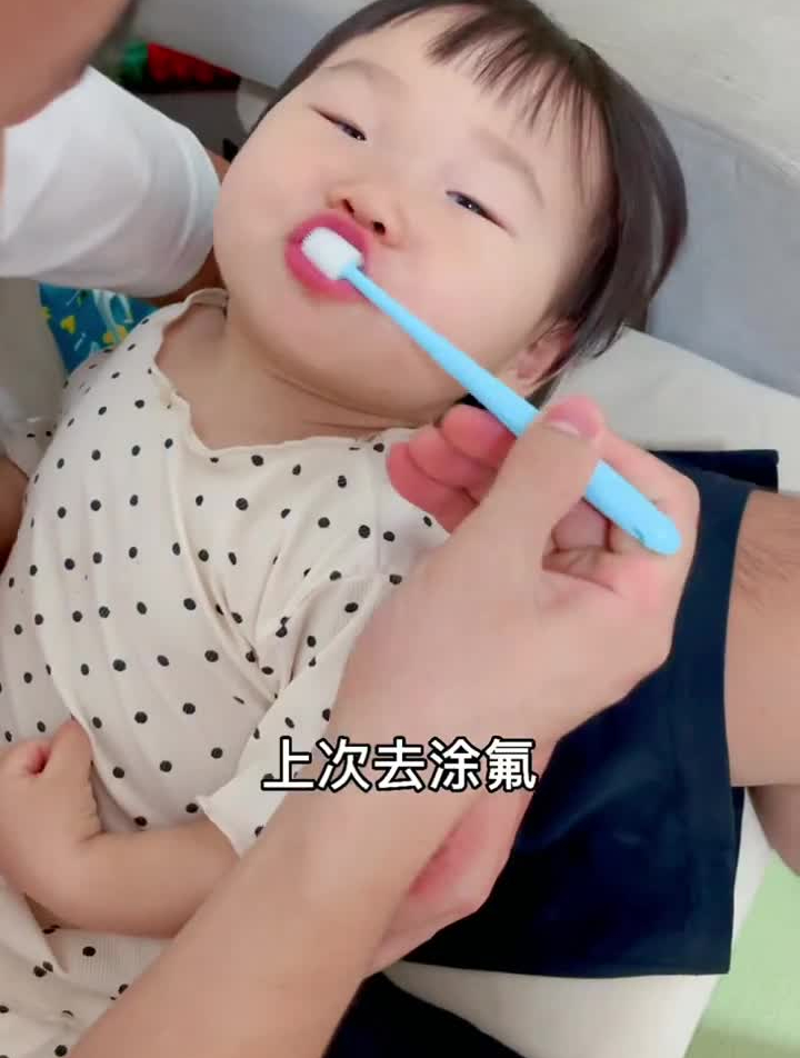 宝宝长第一颗牙开始就要刷牙了