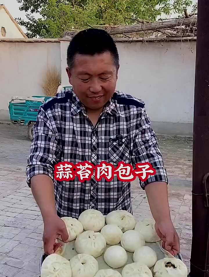 院里种的蒜苔能吃了,今天用蒜苔蒸的肉包子太香了!
