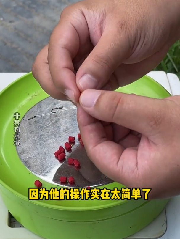 分享黑坑神器秒粘豆的正确用法,可以做到动态诱鱼真的可靠吗?