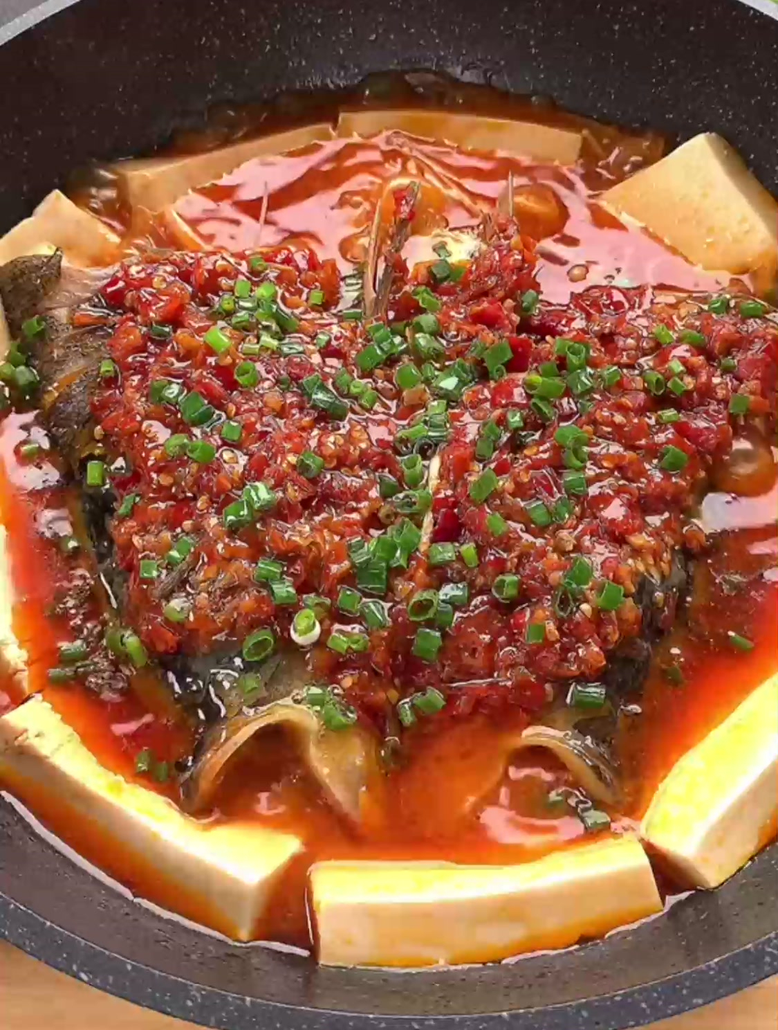 想吃剁椒鱼头在家就能做比外面饭店的还要好吃豆腐裹着汤汁美味!