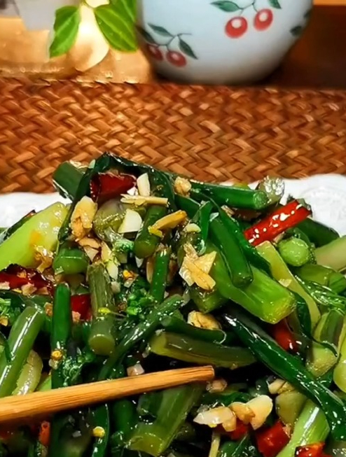 常吃红菜苔有什么好处?据说能美容养颜还能护血管,错过太可惜!