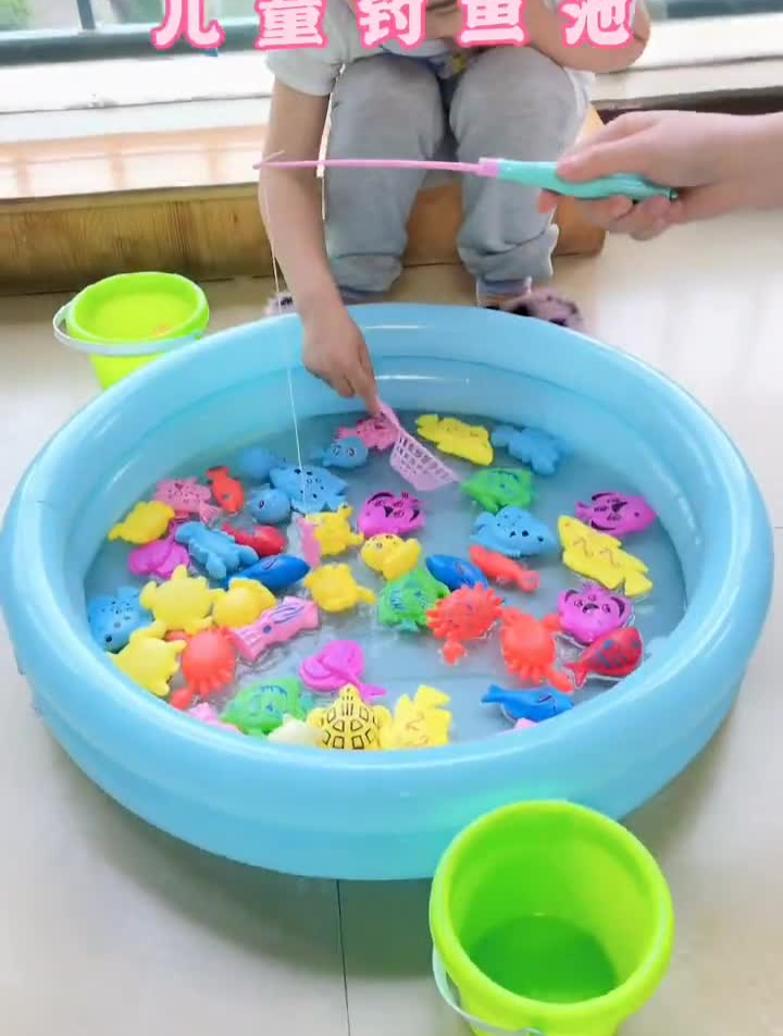 孩子出门就想玩广场的钓鱼池玩具,没想到爸爸买了一个