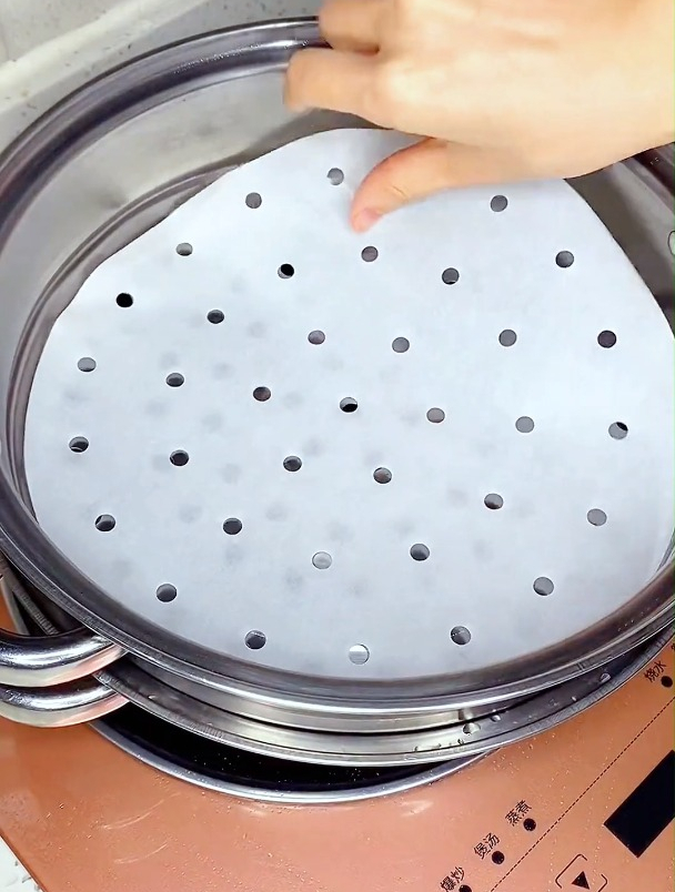 传统蒸布易粘连不好洗不卫生,用这种一次性蒸笼纸卫生防油不粘