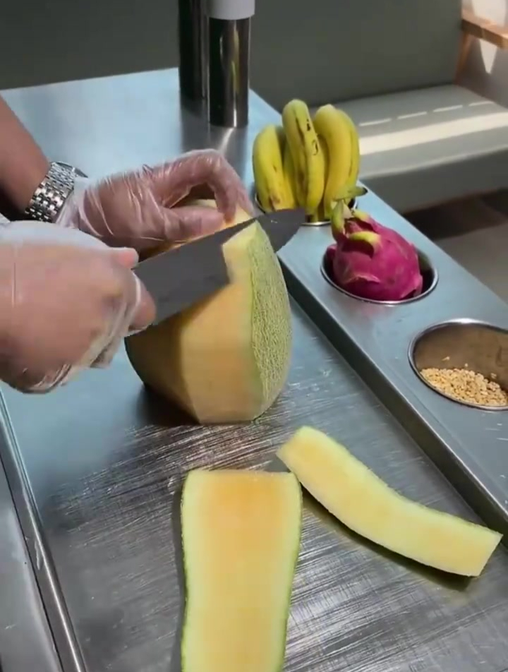 用哈密瓜来炒酸奶,最后实在太养眼可口了,整个过程看起来好爽