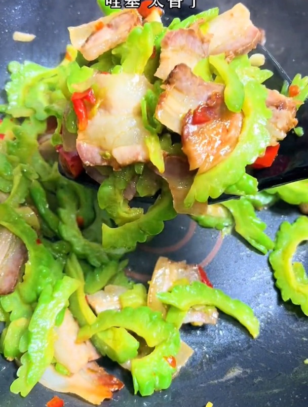 家里有腊肉的拿出来了像我这样炒苦瓜吃,好吃又简单,清爽又解腻