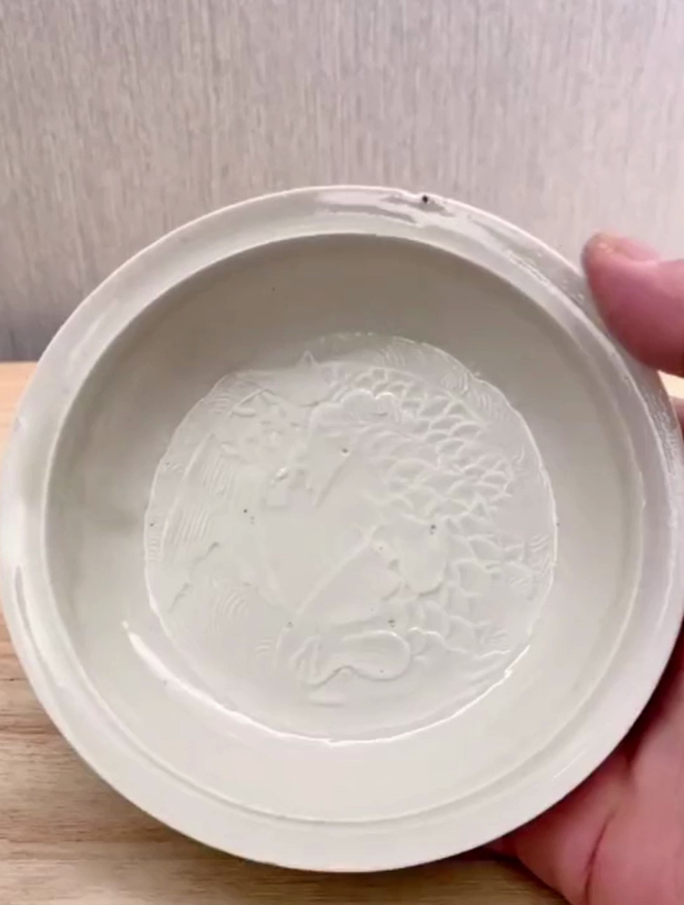 这件白瓷,印花鲤鱼纹,内心支烧痕,请大家猜猜年代和窑口!