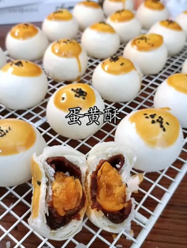 今天做了经典蛋黄酥,层层起酥酥到掉渣