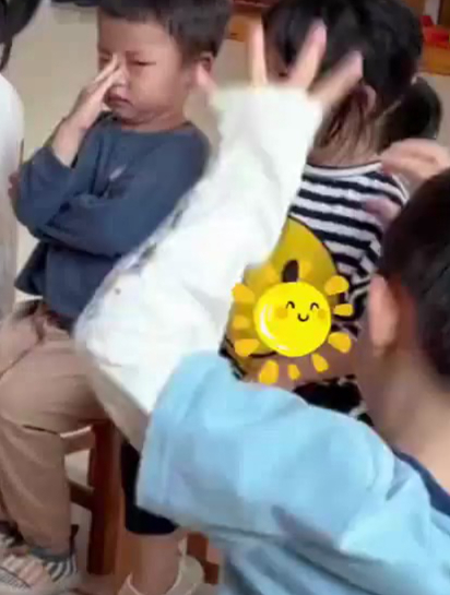 孩子吃同学生日蛋糕后,宝妈在家长群发飙,老师:属实绝了