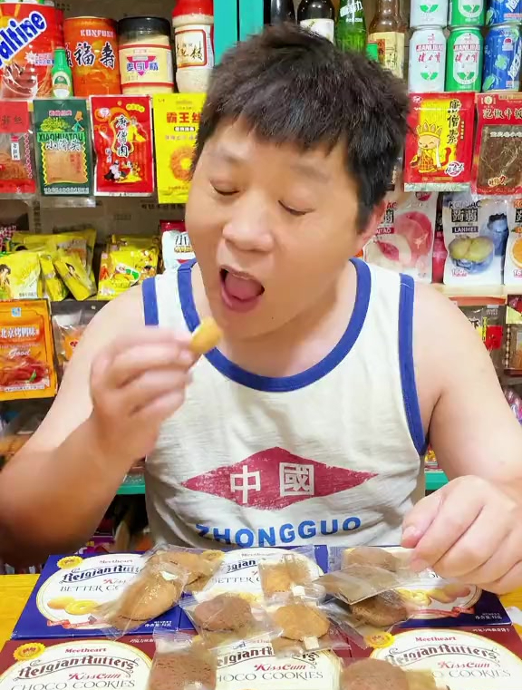 这个曲奇饼干酥酥脆脆的,有奶油和巧克力两种口味可选