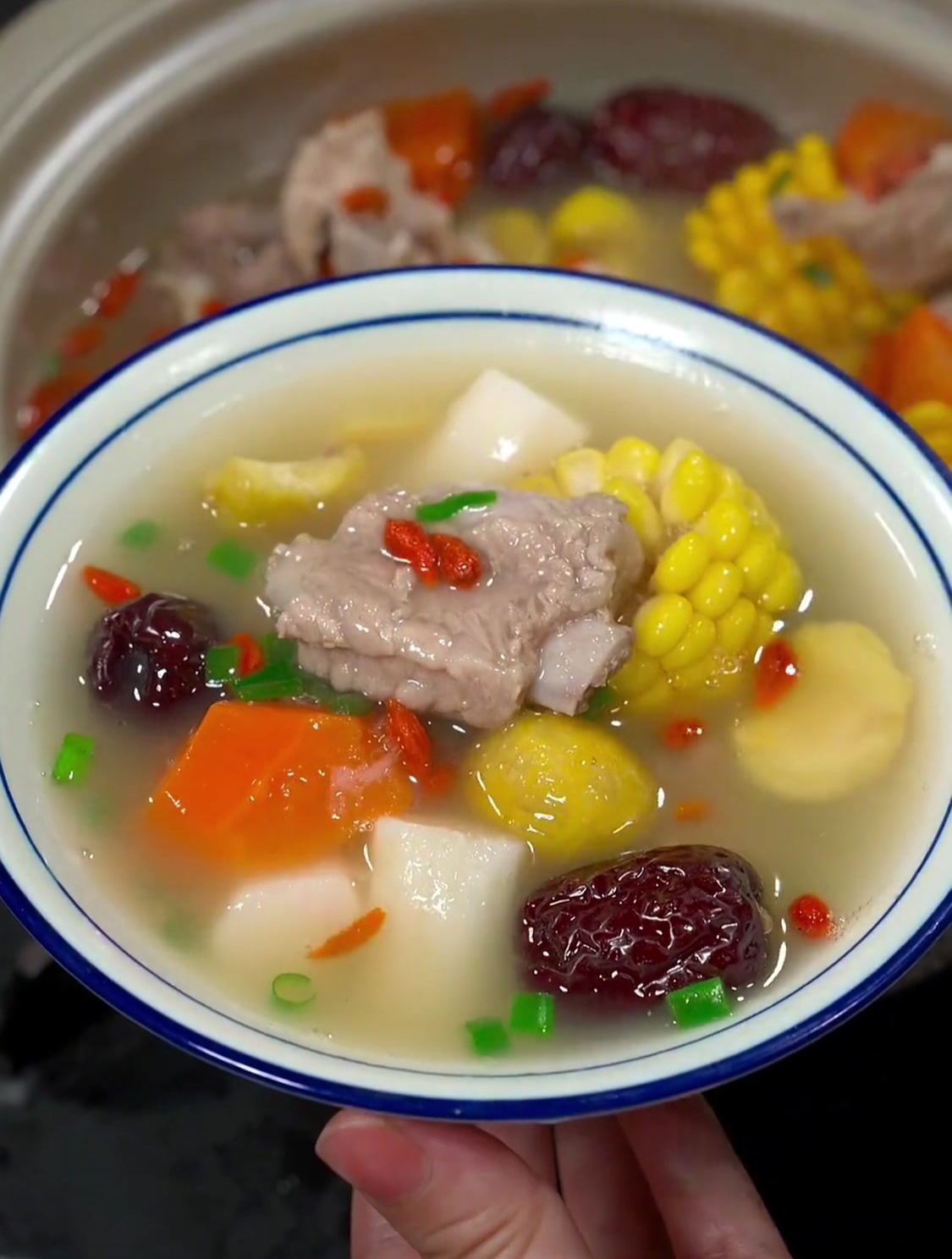 秋天一定要多给孩子喝这个板栗玉米排骨汤,汤鲜味美,滋润又好喝