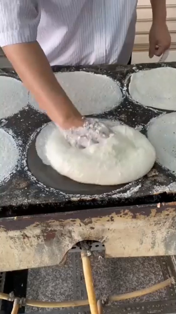 春卷皮制作,一顿操作猛如虎,面团在他手里格外的听话!