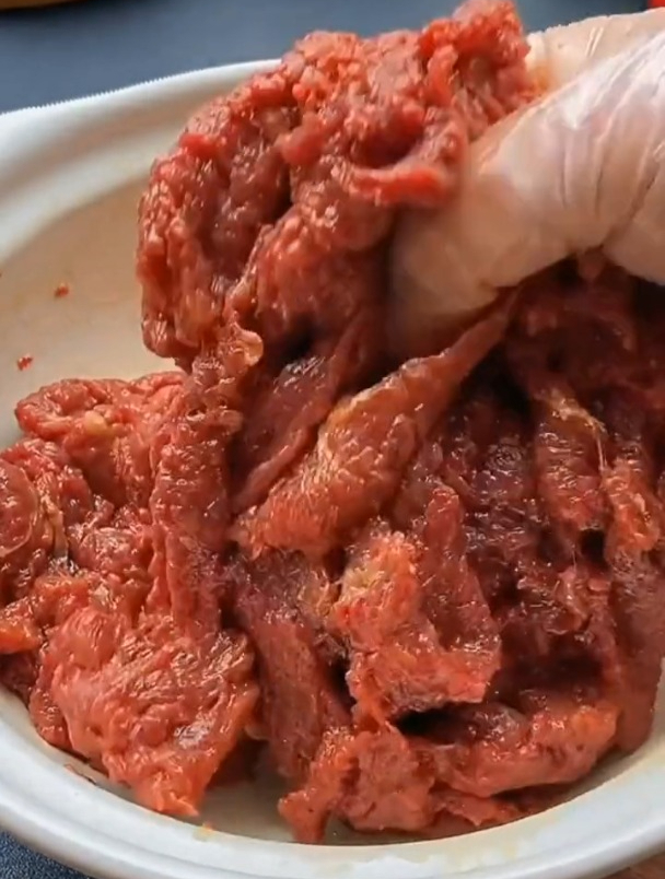家常菜蒜苔炒牛肉做法,蒜苔香气扑鼻再加上牛肉的肉质粉嫩