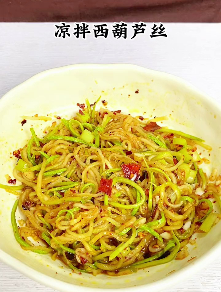 西葫芦别炒着吃了,试试这个凉拌西葫芦丝,酸辣脆爽,一口就上瘾
