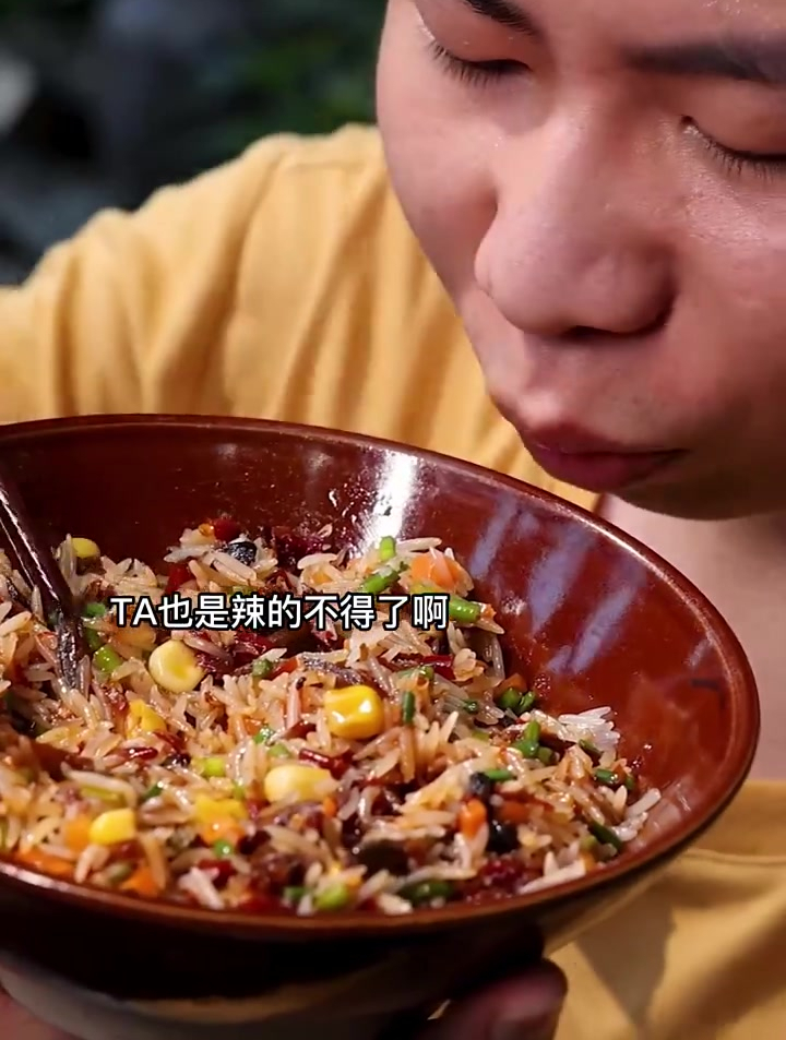 能吃辣的可以尝试一下烟熏的湖南香辣柴火鱼 很辣很下饭哦!