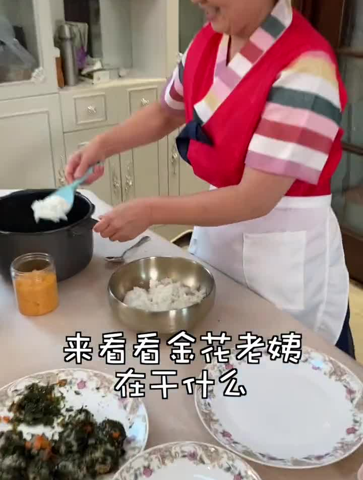 海苔饭团的做法超级简单,沾点沙拉酱,味道好到爆