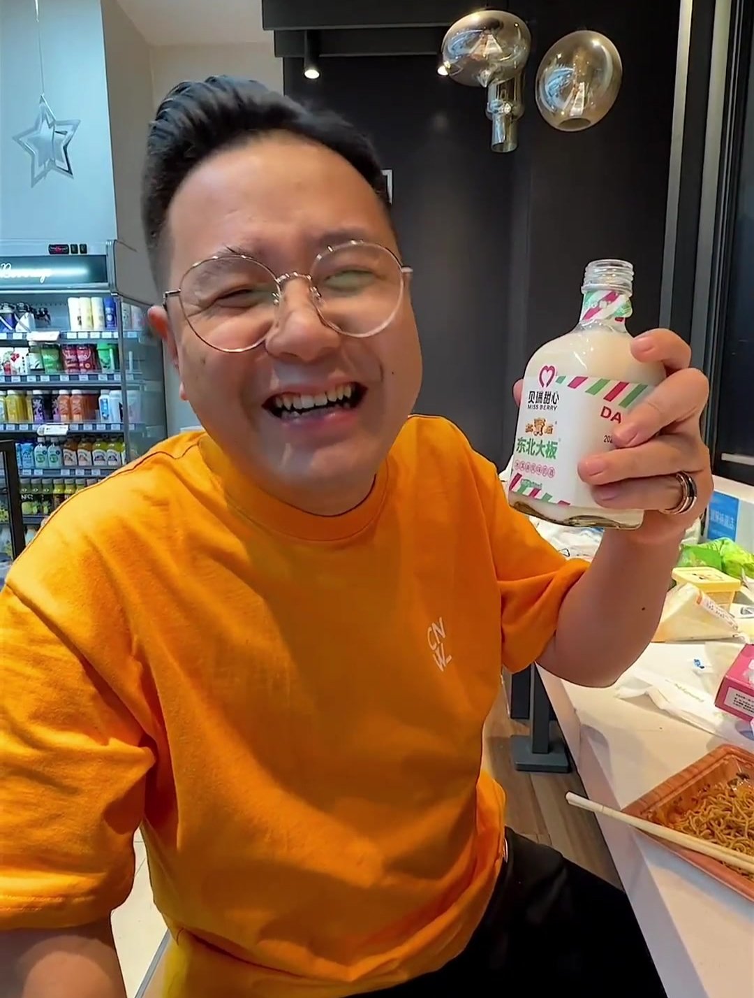 凌晨三点的便利店测评!炒面配咸鸭蛋好绝!