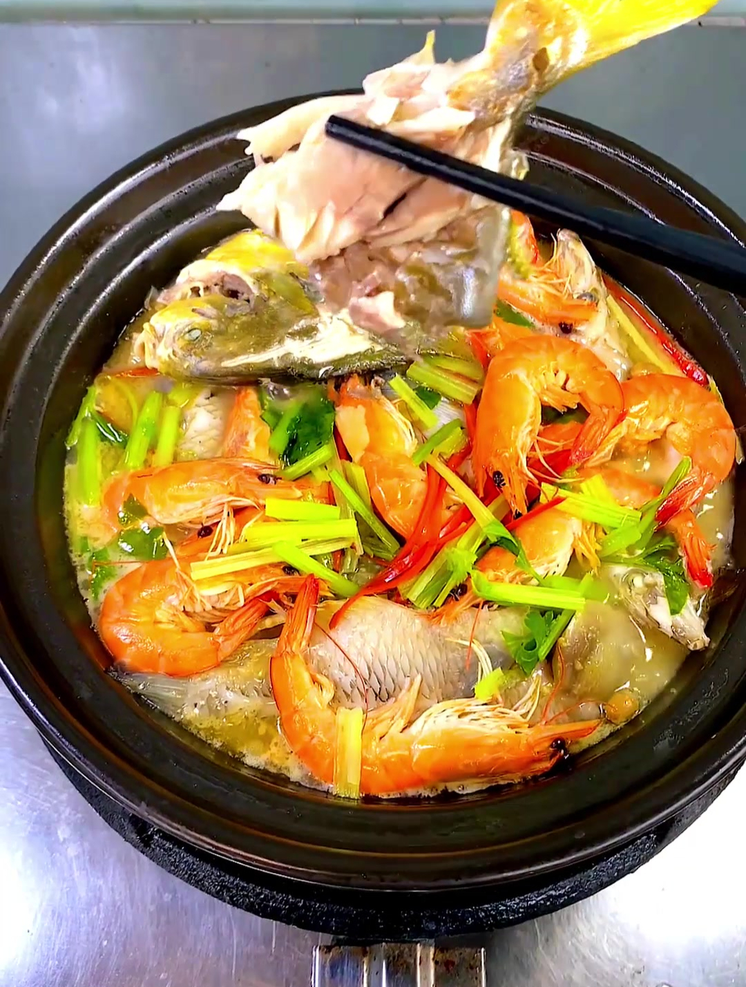 做一道杂鱼大虾煲,朋友直夸好吃,够鲜够嫩