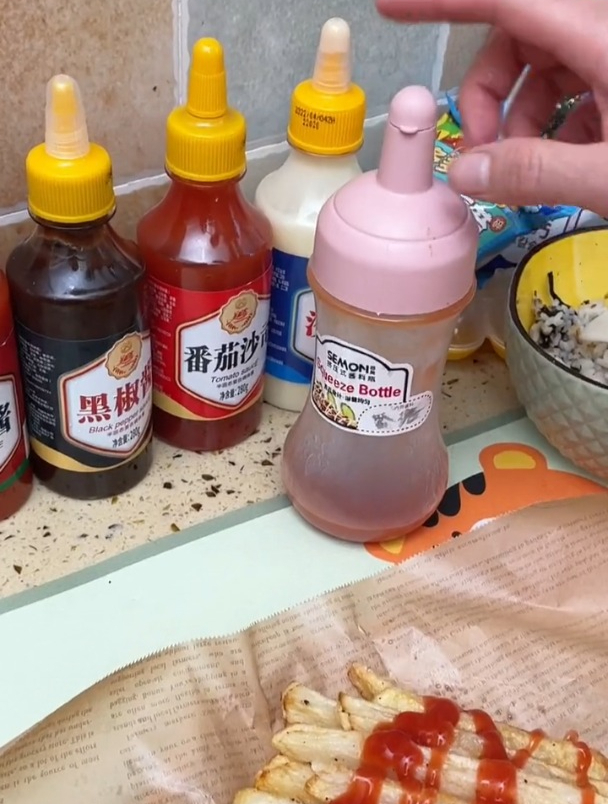 不管做什么我都喜欢挤上一点 番茄酱 沙拉酱