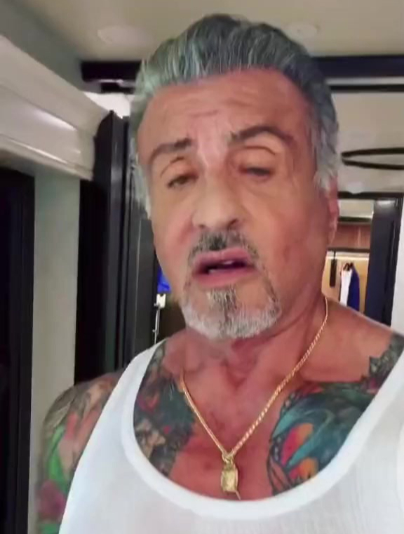 史泰龙的新造型,看这完美的肌肉线条,哪个女生能忍住