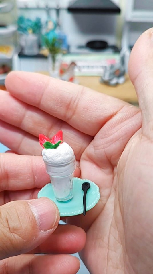 用滴胶草莓和黏土做一杯迷你草莓冰淇淋