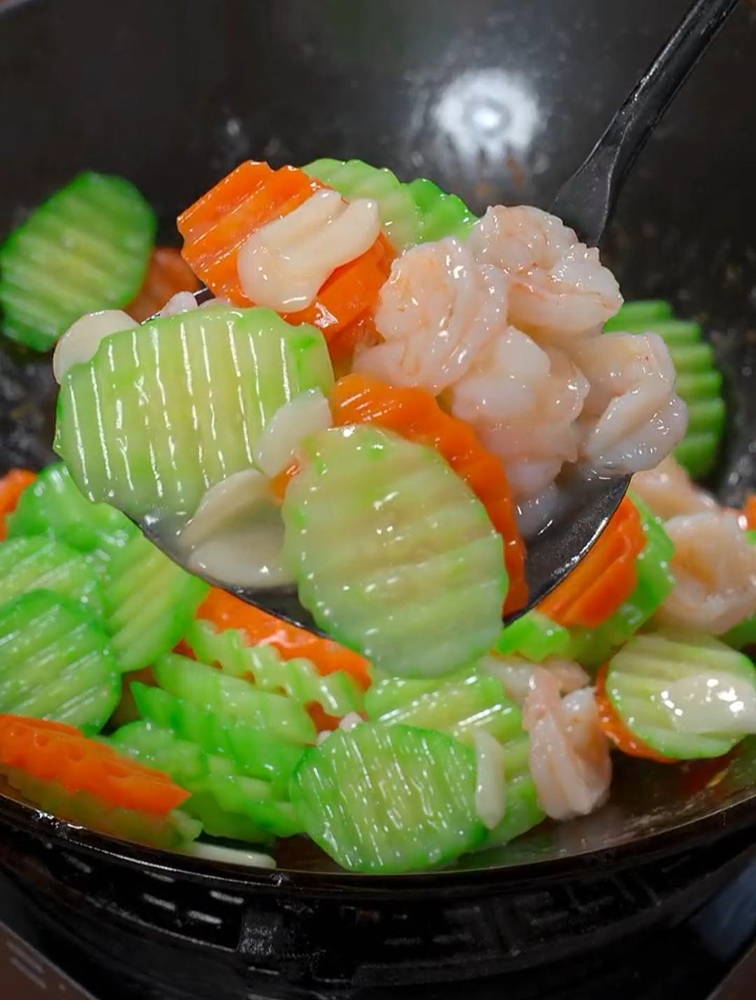 试试这道青瓜炒虾仁,好看又好吃